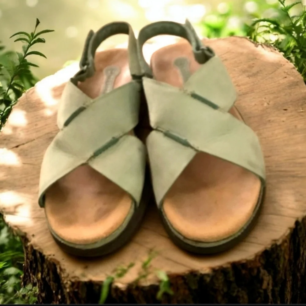 Rockpoint sandals leather green flat comfortable size 7 crisscross